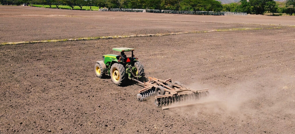 Tractor avanzando en siembra
