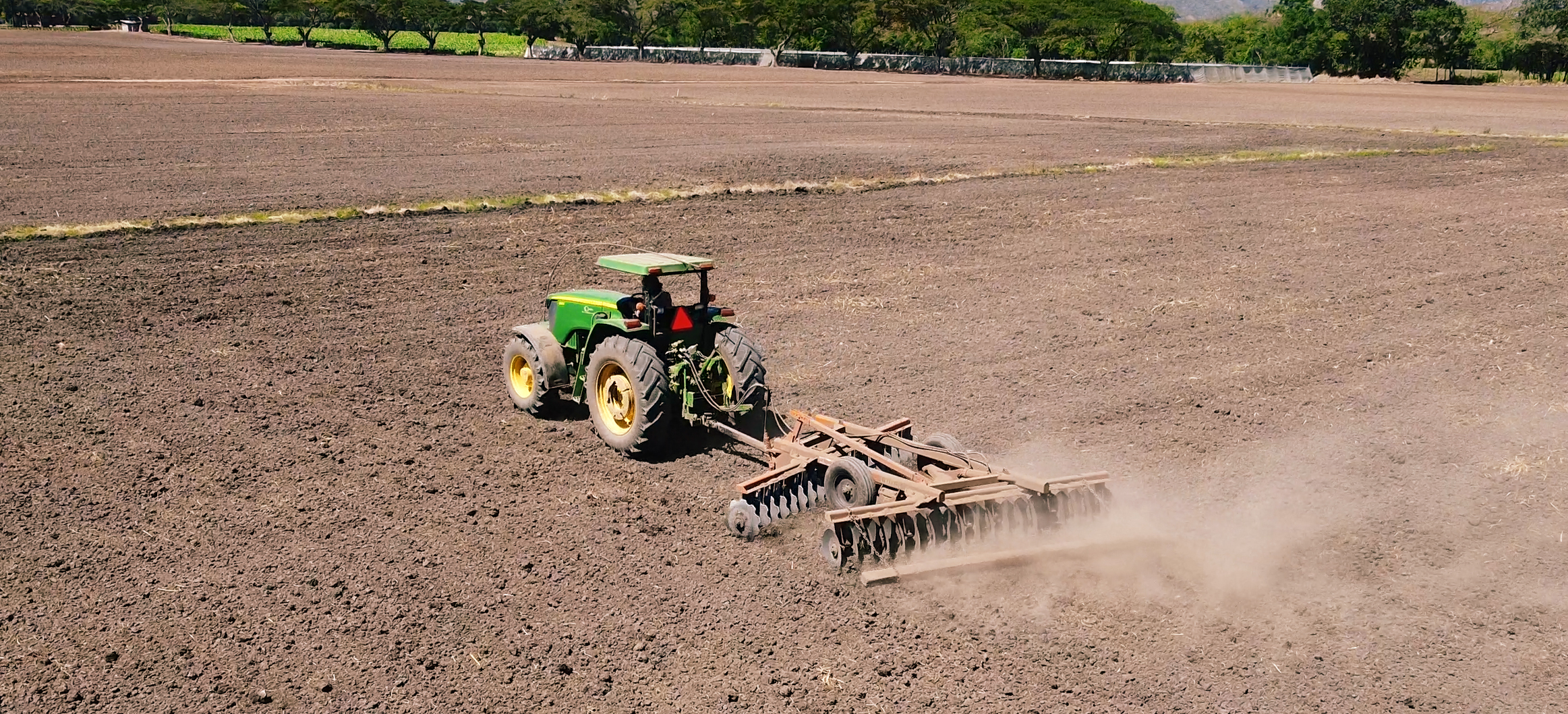 Tractor avanzando en siembra